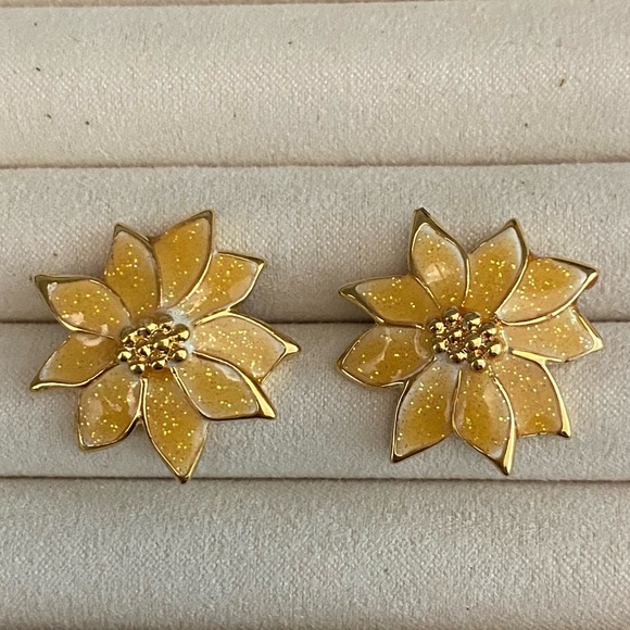 Vintage Gold Shimmery Yellow Flower Earrings 🌼 - Picture 3 of 10